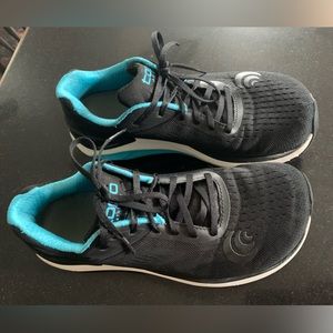 Topo Athletic Women's Ultrafly 3 Breathable Road Running Shoes black/blue 9.5